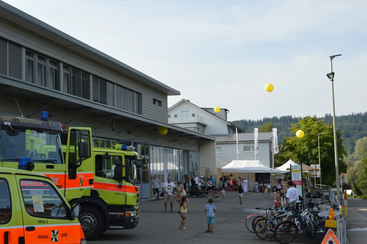 Gelbe Ballone und grüne Feuerwehrautos.